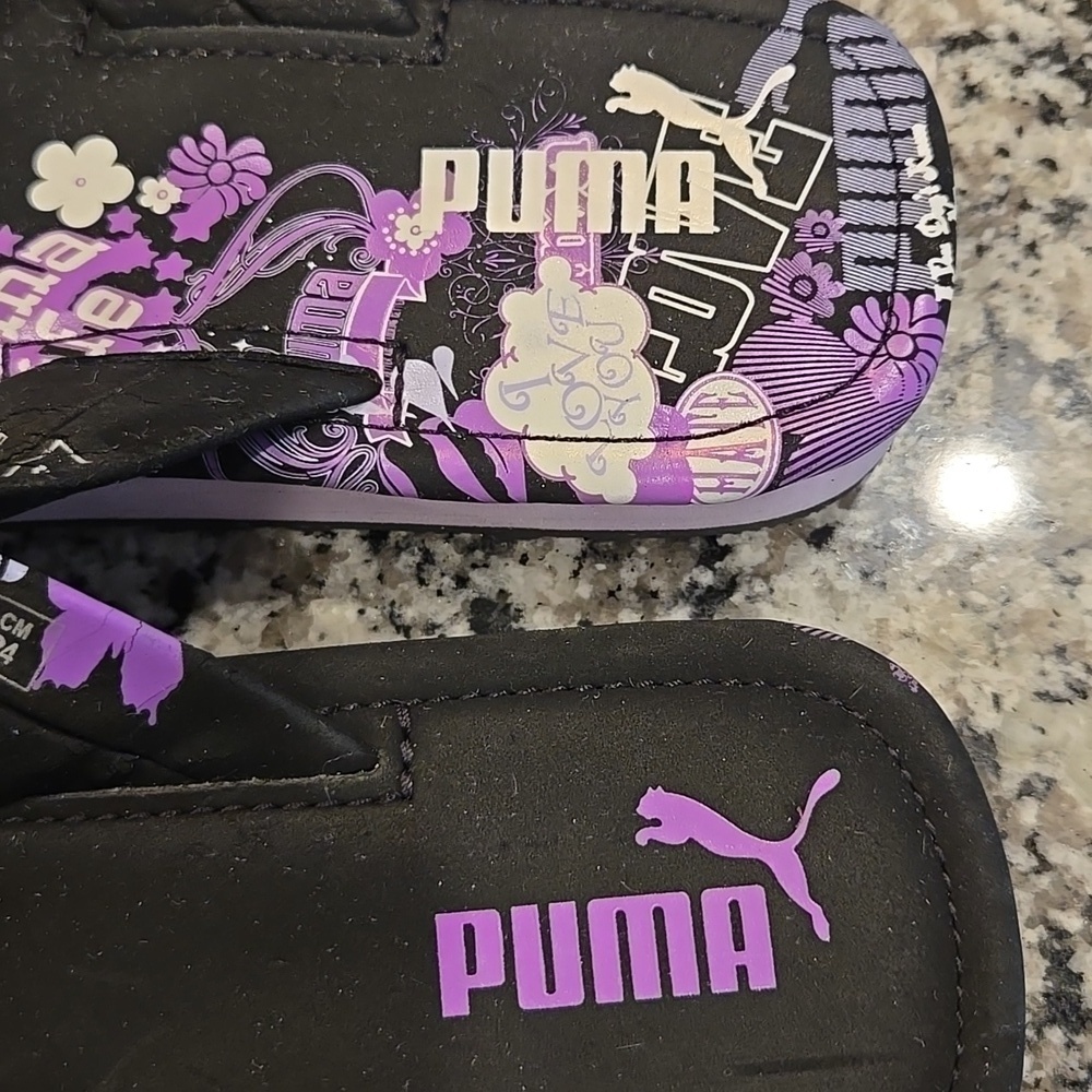 PUMA BLACK AND PURPLE FLORAL LOGO PRINT THONG FLIP-FLOPS. SIZE 7. - Picture 6 of 9